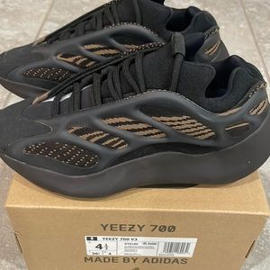 Yeezy 700 V3 size 4.5 mens Clay Brown